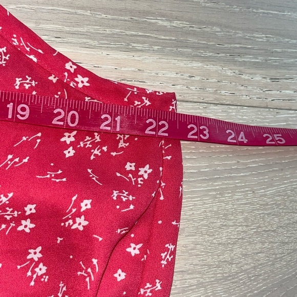 Torrid Pink and White floral pleated chiffon top size 1 - Picture 4 of 7